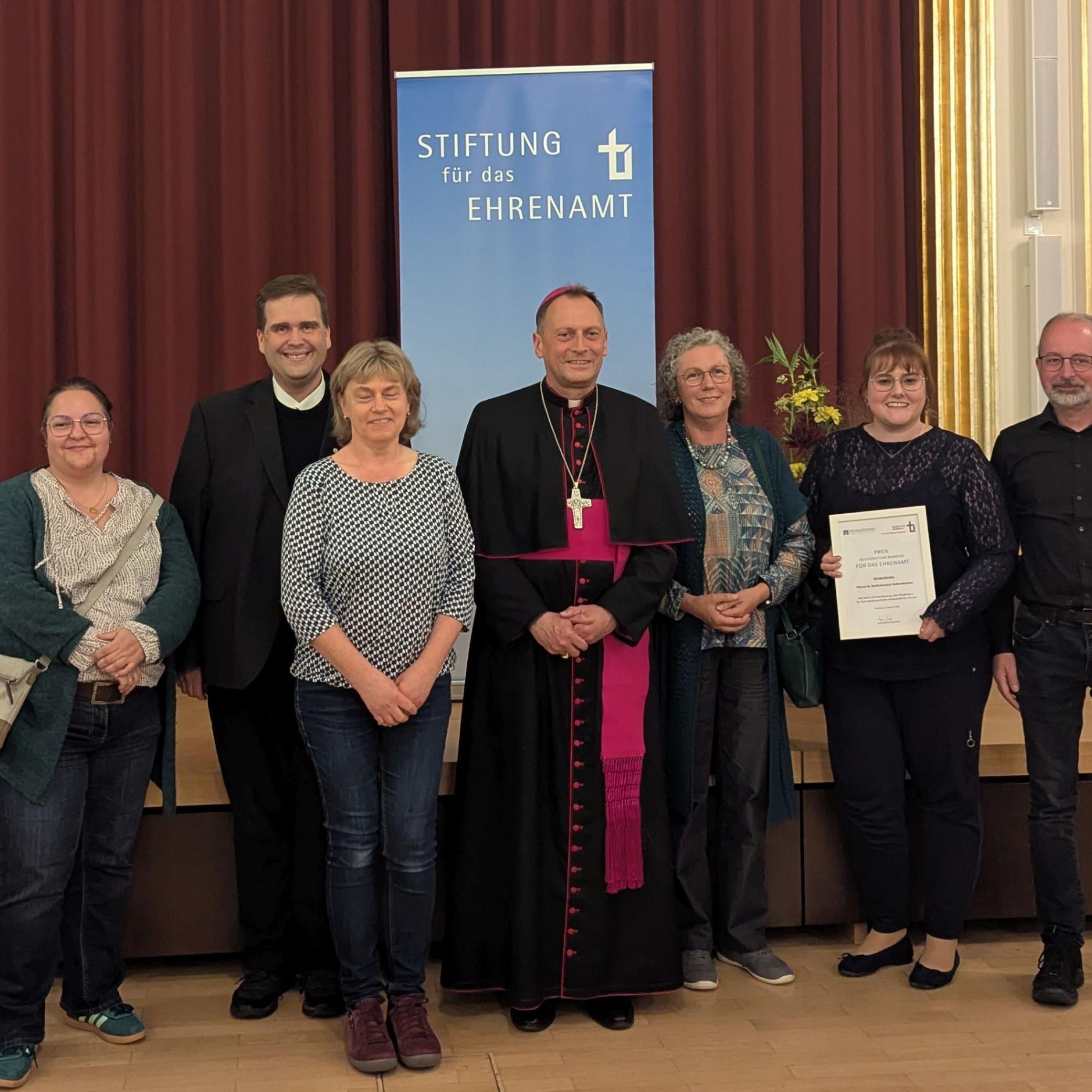 Das Team der Kinderkirche Rothenkirchen bei der Auszeichnung zum Ehrenamtspreis v.l.n.r.: Gemeindereferentin Kathrin Ritter, Leitender Pfarrer Detlef Pötzl, Erika Jungkunz, Erzbischof Herwig Gössl, Sabine Müller, Annika Kestel, Gemeindereferent Andreas Roderer