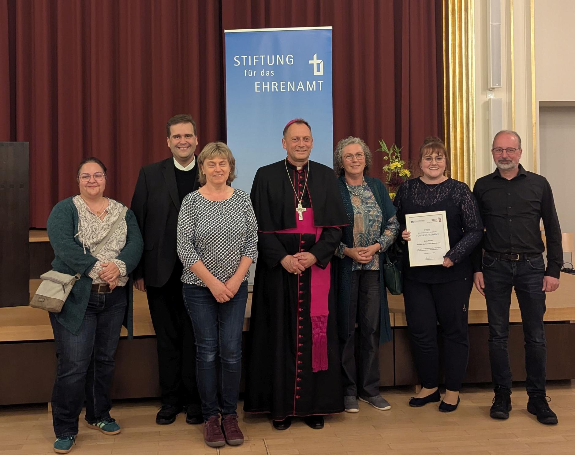 Das Team der Kinderkirche Rothenkirchen bei der Auszeichnung zum Ehrenamtspreis v.l.n.r.: Gemeindereferentin Kathrin Ritter, Leitender Pfarrer Detlef Pötzl, Erika Jungkunz, Erzbischof Herwig Gössl, Sabine Müller, Annika Kestel, Gemeindereferent Andreas Roderer