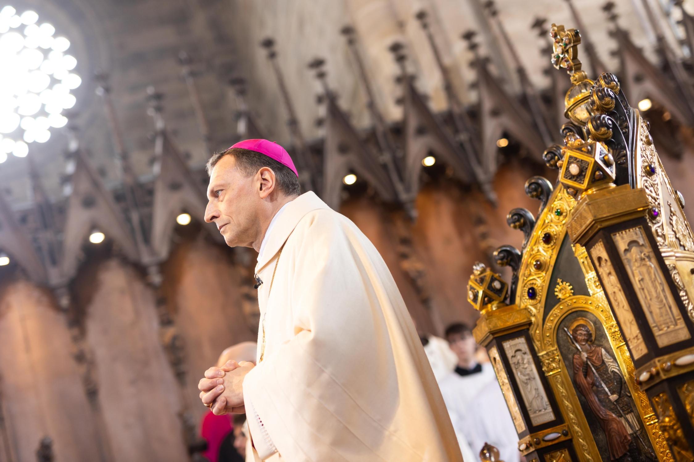 Erzbischof Herwig Gössl vor dem Bischofsstuhl.
