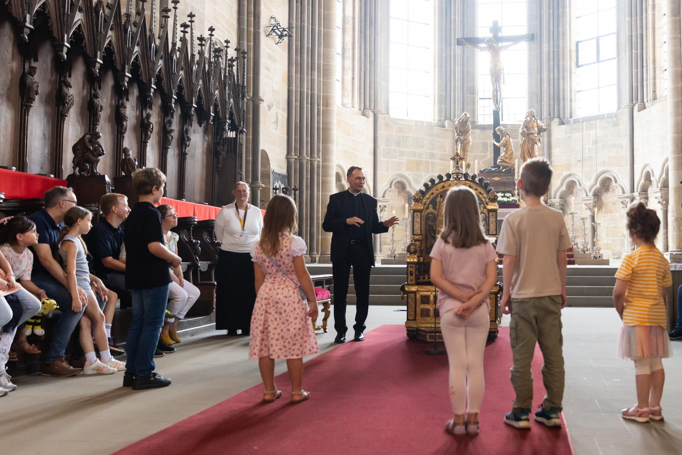 Kinderführung durch den Bamberger Dom mit Erzbischof Herwig Gössl