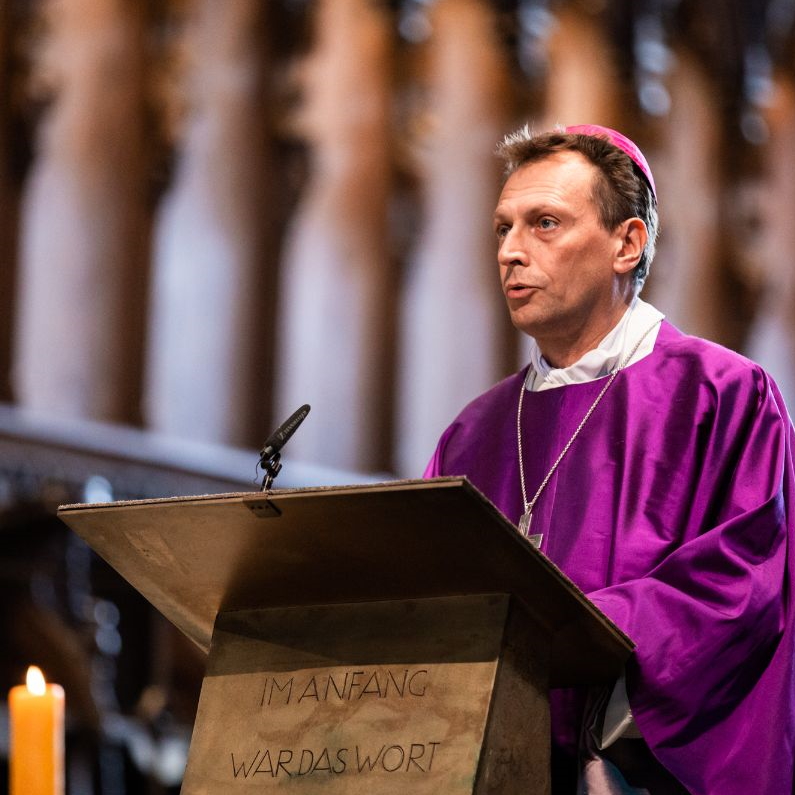 Symbolbild Erzbischof Herwig Gössl bei der Predigt